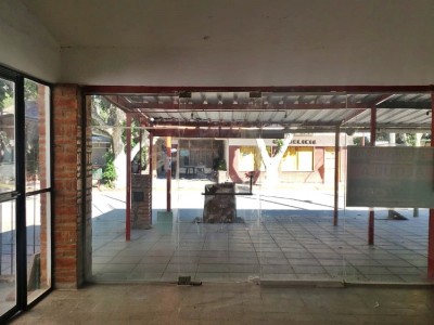 Alquiler de local comercial sobre Av. principal de Icho Cruz.